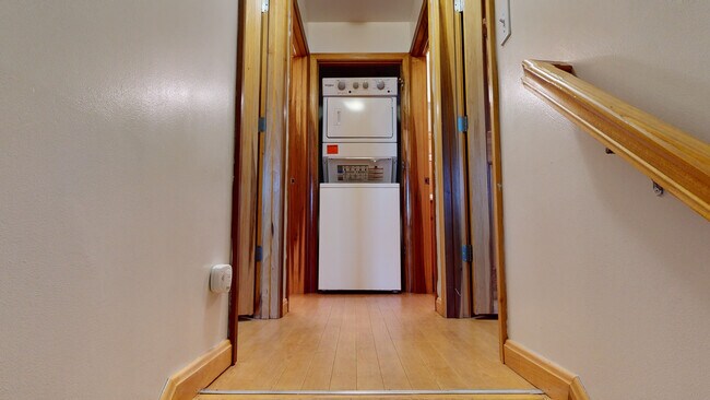 11 E High St