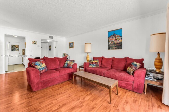 Photo - 525 Coral Wy Unit 402