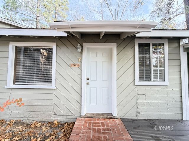 Building Photo - Large Studio Unit in Town w/ Fireplace and...