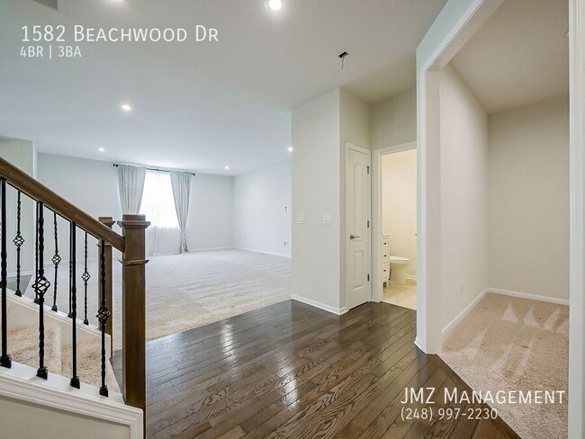 Photo - 1582 Beachwood Dr