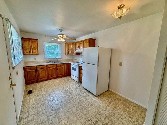 Photo - 3 Bedroom 1 Bathroom - Huge Backyard!