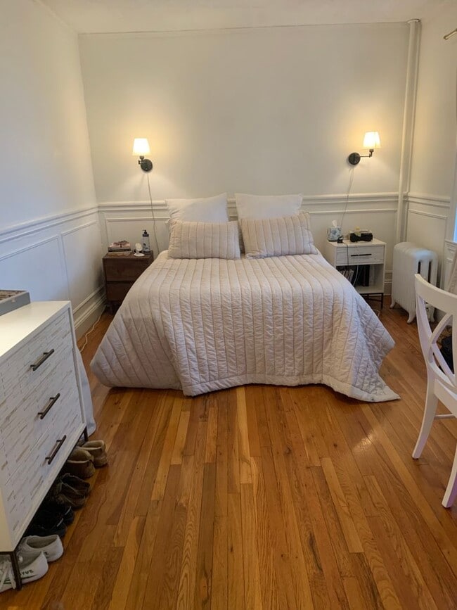 Photo - 260 Kelton St