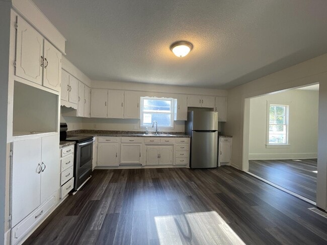 Photo - 597 N Forest St