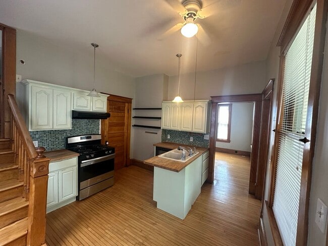 Building Photo - Beautifully Preserved 4 Bed | 2 Bath House in Saint Paul