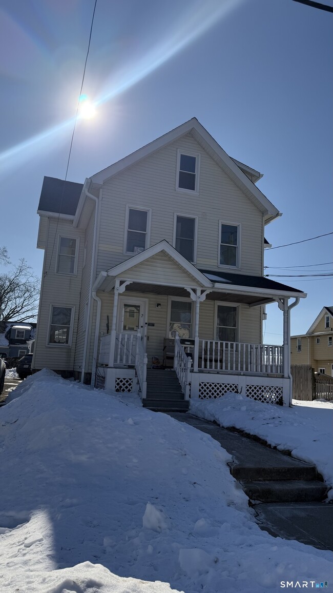 Building Photo - 2 Lowndes Ave Unit 2