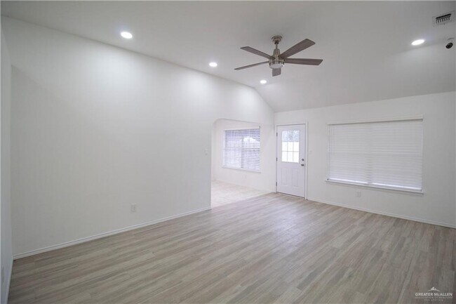 Photo - 18 Umbrellabird Ave