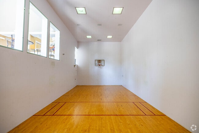 Basketball Court - The Crossings of Oakbrook