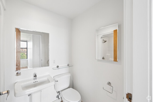 1BR, 1BA - 528SF - Bathroom