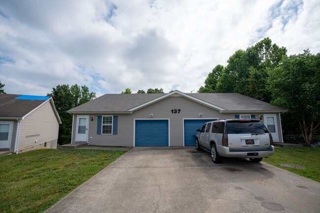 Photo - 137 Maureen Dr Unit A
