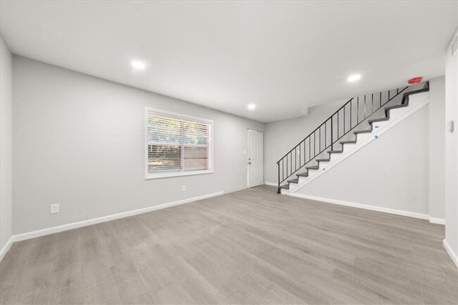 Photo - 2637 Lester St