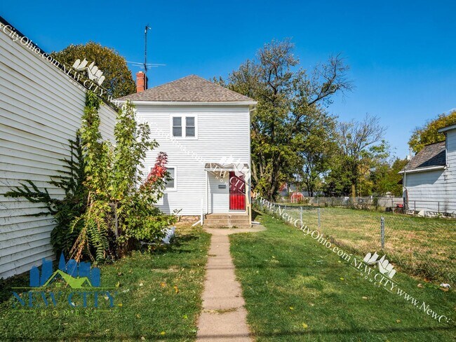 Photo - 753 1/2-878-872 Sullivant Ave Unit 878 1/2 (Front)