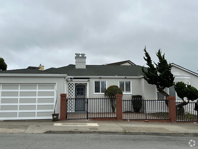 Building Photo - EPIC REA - Great Corner Lakeside Home - 3 ...