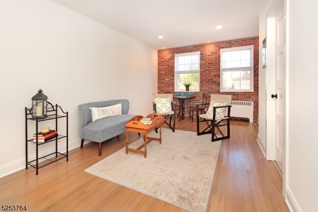 Building Photo - 378 Claremont Ave Unit 3