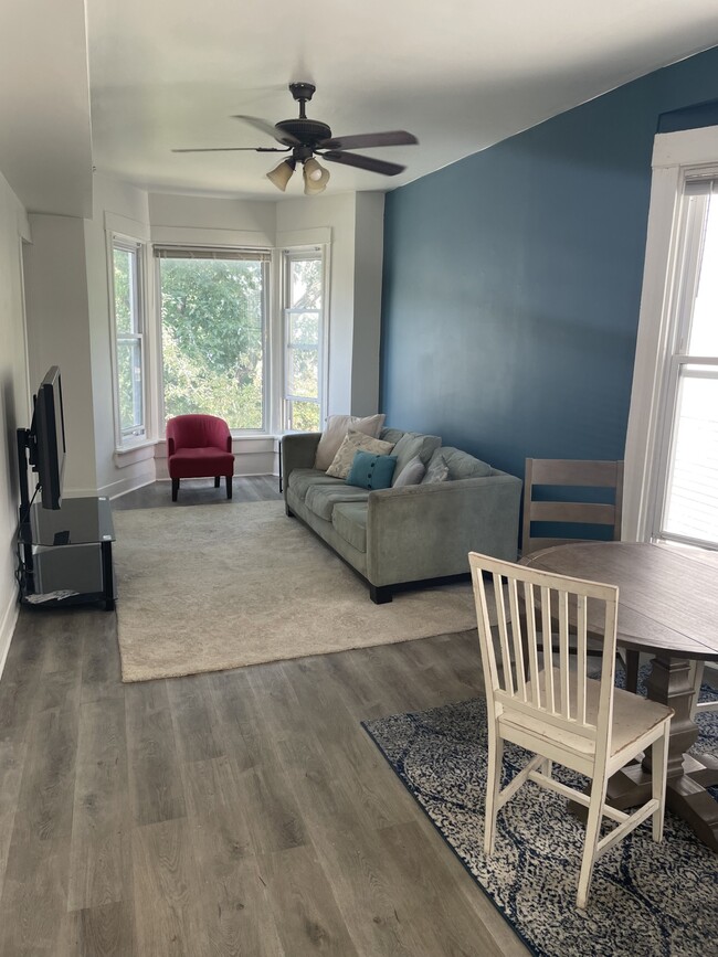 Building Photo - 3517 W Dickens Ave Unit 2 Rental