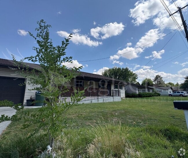 Building Photo - Three Bedroom, Two Bathroom House plus bon...