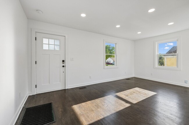 Photo - 902 Broadmoor Dr