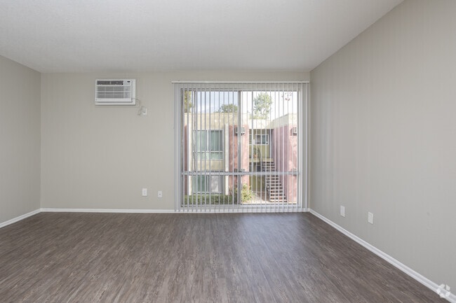 Studio, 1BA - 430SF - Living Space