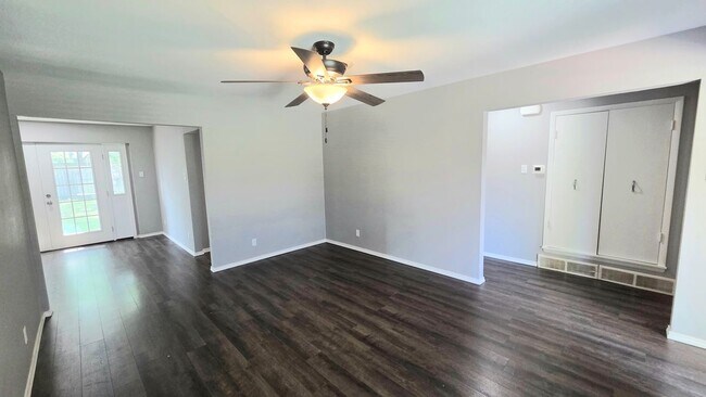 Photo - 305 Dublin Dr
