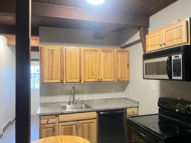 Photo - 888 Salem St