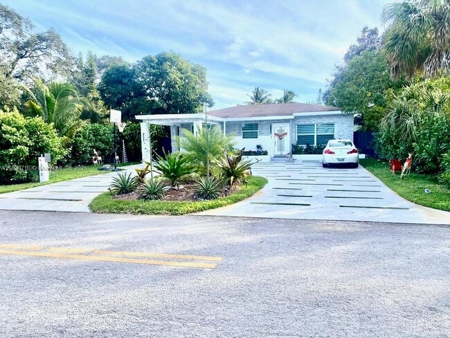 Building Photo - 390 NE 165th St