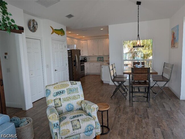 Photo - 2579 Third St