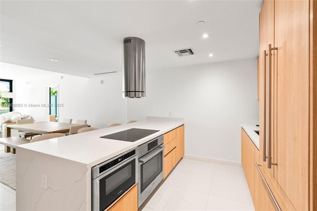 Photo - 9901 W Bay Harbor Dr Unit 305