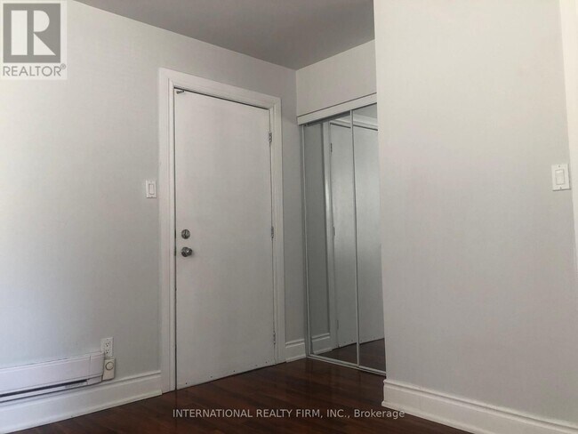Photo - 197 Dundas St E