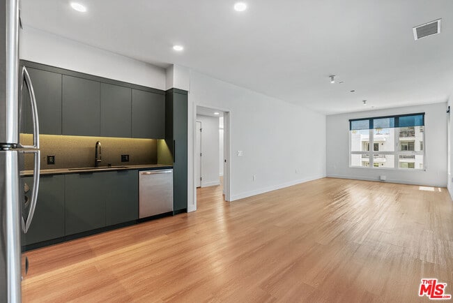 Building Photo - 10601 Washington Blvd Unit 735 Rental
