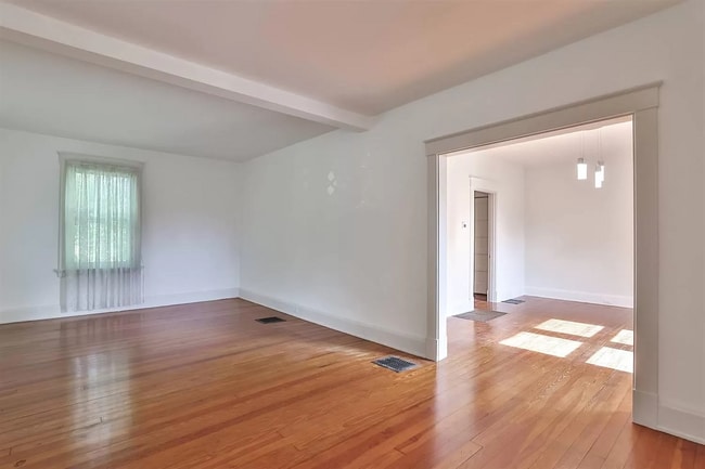 Photo - 476 Compton Rd