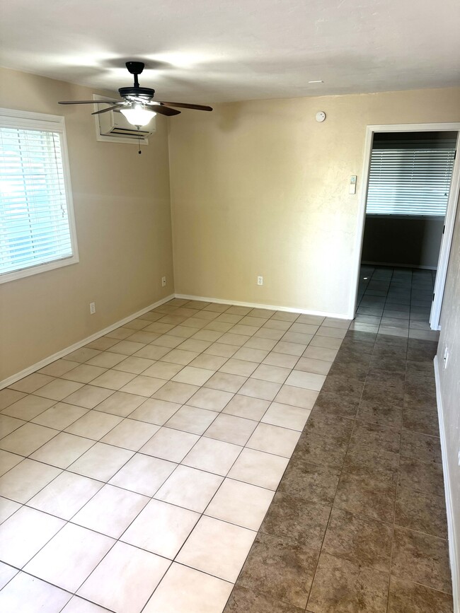 Family Room - 198 N Santa Rita Ave Unidad 198