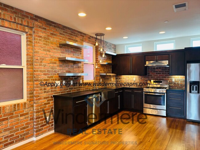 Modern Tri-Level Home in Tapestry Square –... - Modern Tri-Level Home in Tapestry Square –...