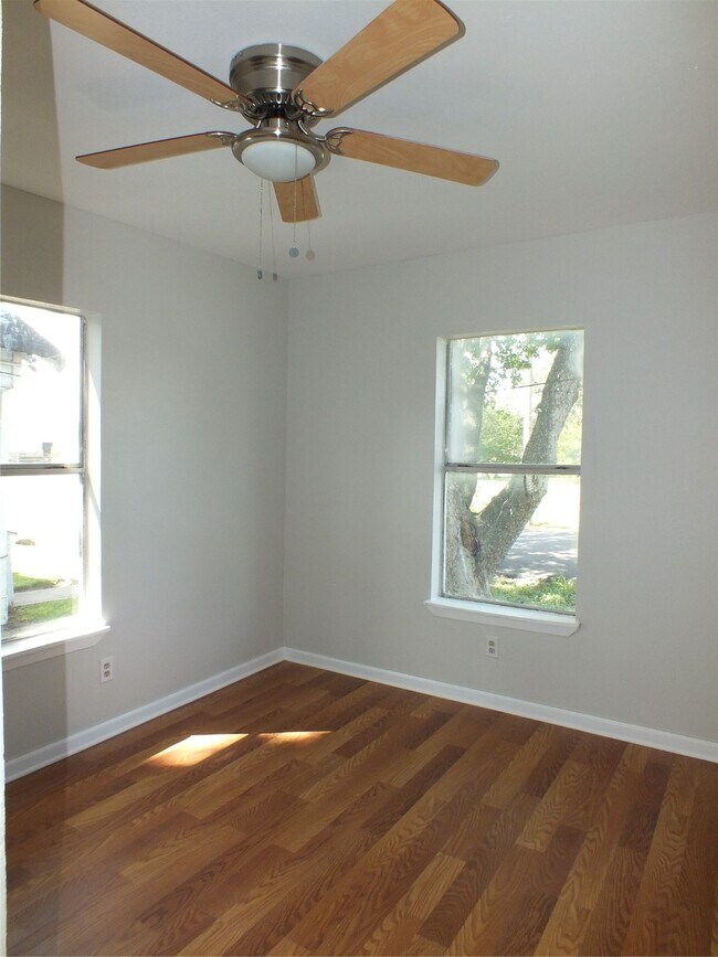 Photo - 1706 Wipprecht St