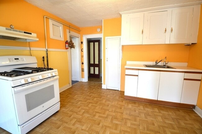 Building Photo - 24 Weld Hill St Unit 3 Rental