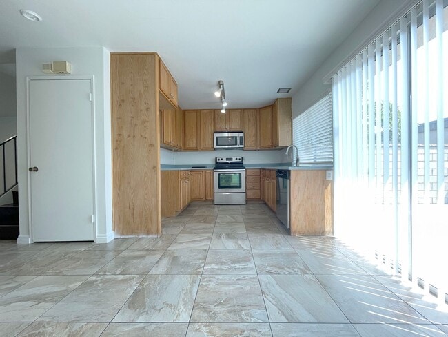 Photo - 3 Bed + 1.5 Bath + 2 Car Garage Unidad B