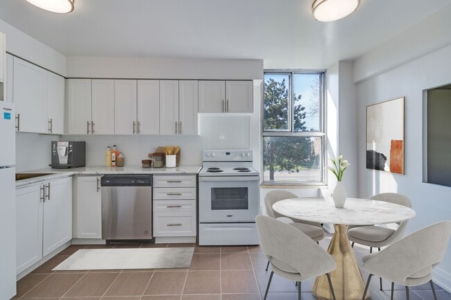 Building Photo - 10 Carabob Ct