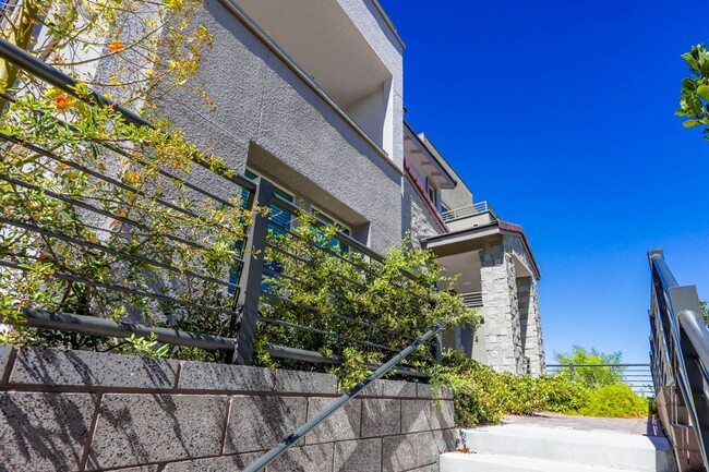 Photo - Summerlin Beauty With Bed and Bath On 1st Floor