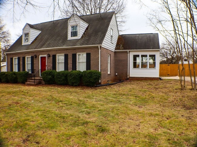 Photo - Lovely 5 bedroom, 2 bathroom brick home in Reidsville