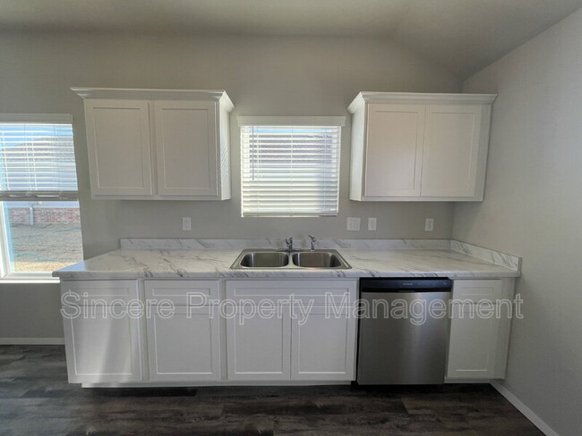 Photo - 691 N Redbud Ave House