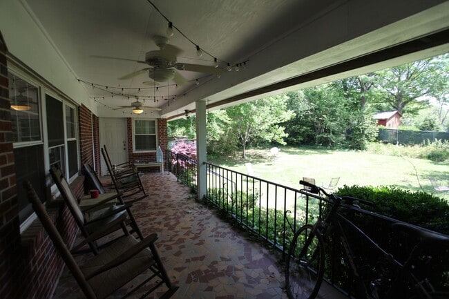 Building Photo - Beautiful 3 Bedroom/2 Bathroom Home!