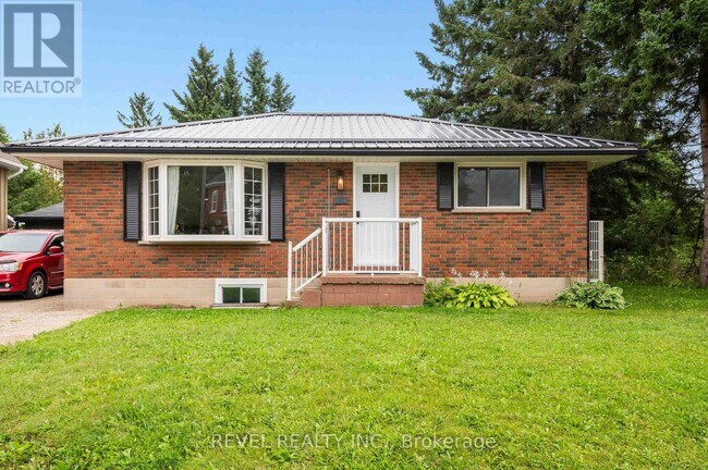 Photo - 215 Main St W