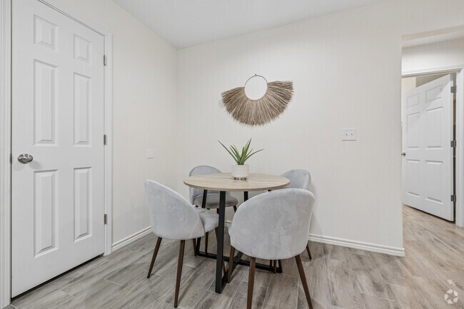2BR, 1BA - 988SF - Dining Area