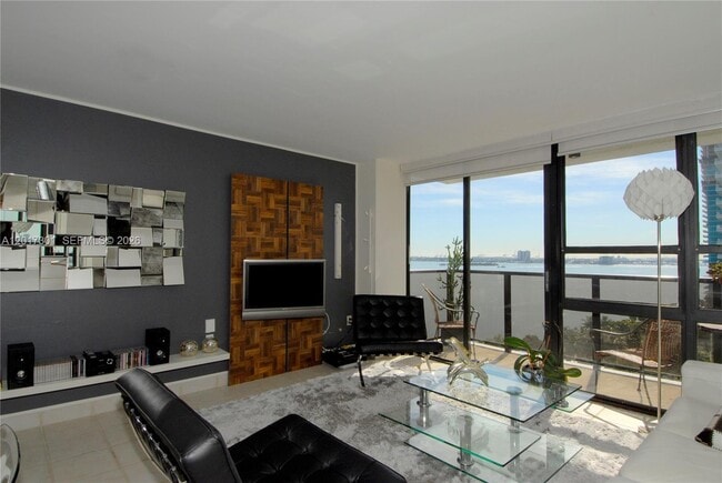Photo - 600 NE 36th St Unidad 1212