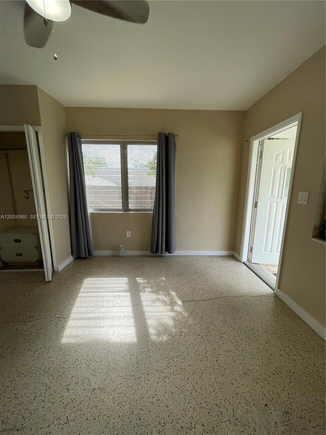 Building Photo - 940 SW 10th St Unit 4