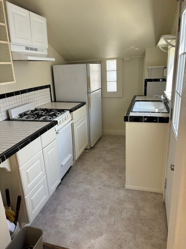 Photo - 3979 1/2 Centre St Unidad 3979 studio