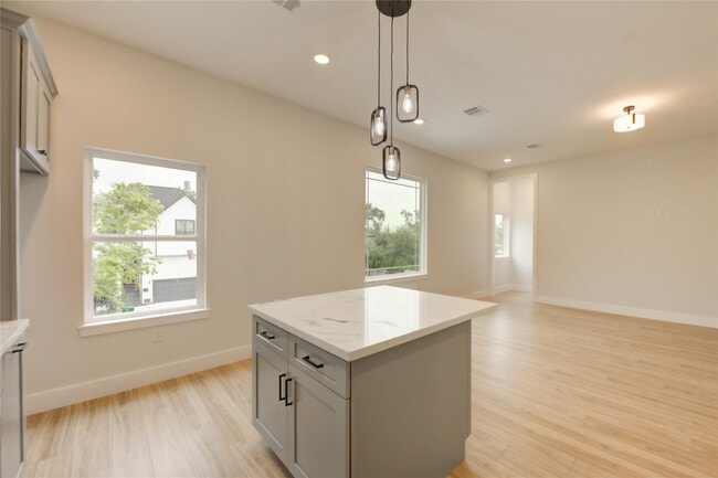 Building Photo - 811 E 39th St Rental