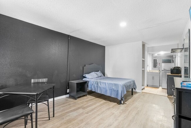 Photo - 905 Providence Blvd Unidad 109