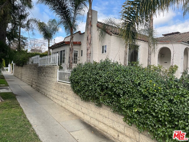 101 N La Peer Dr