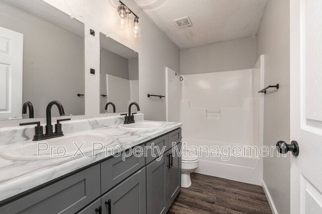 Photo - 1138 E Walnut St Unit 5