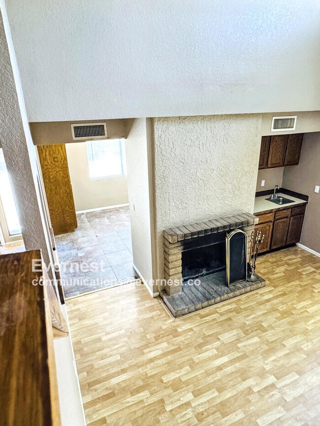 Stylish 3-Bedroom Townhome with Balcony, F... - Stylish 3-Bedroom Townhome with Balcony, F...