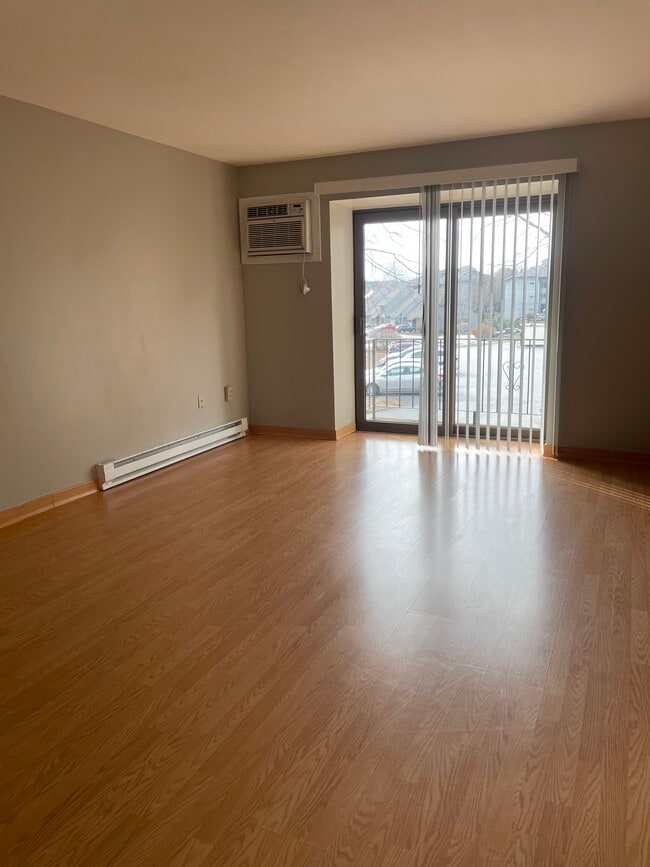 Living area - 1 Bristol Ct Unit 241